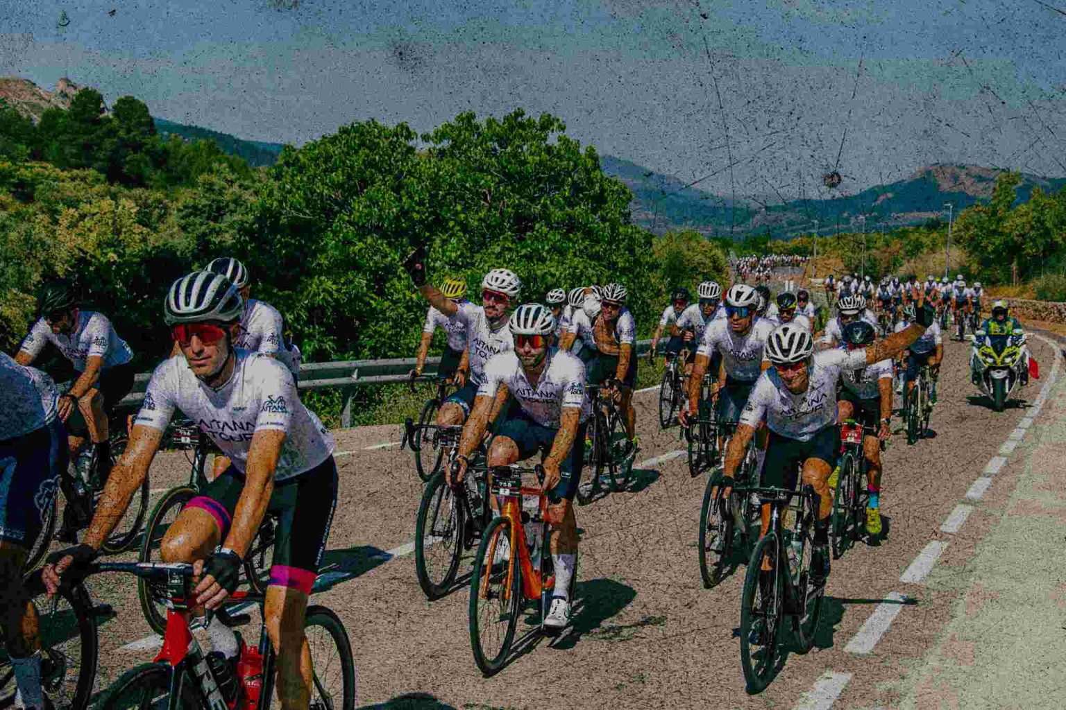 Feltet i Aitana Tour på en fjellvei med Sierra de Aitana i bakgrunnen