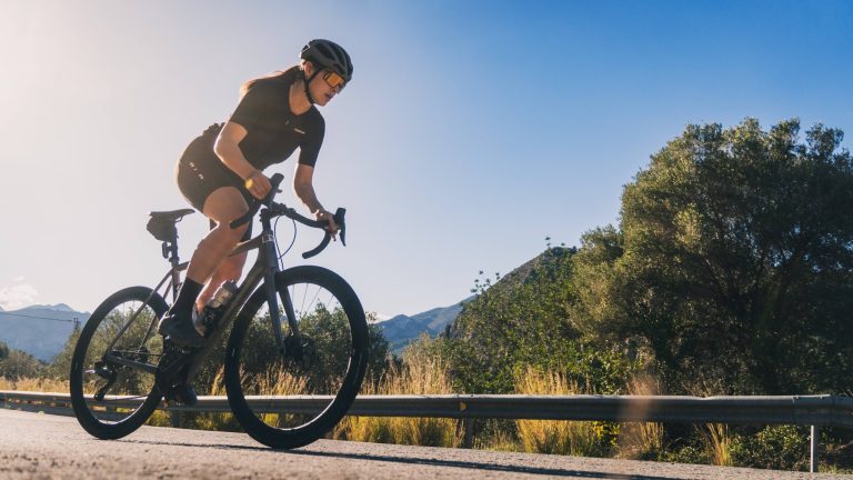 Syklist på leiesykkel fra Allure Bike Rental på en fjellvei ved Costa Blanca