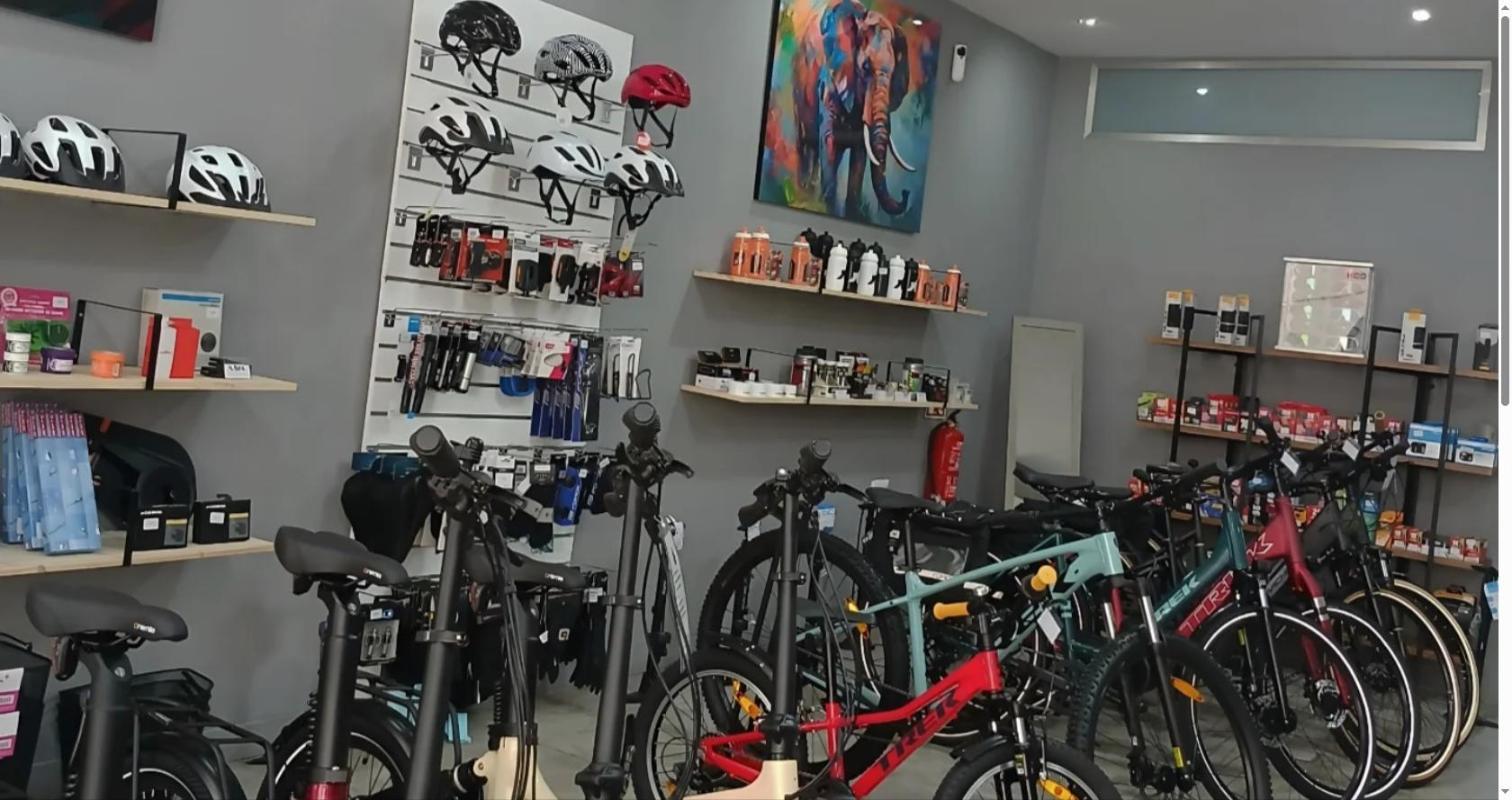 Sykler, hjelmer og utstyr i butikklokalet til Altea Bike Shop