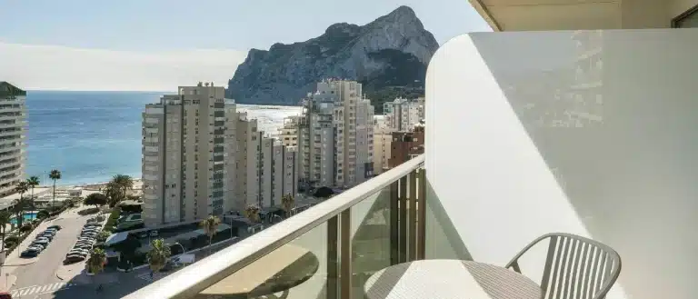 Utsikt fra balkong mot stranda og Peñón de Ifach på AR Diamante Beach i Calpe