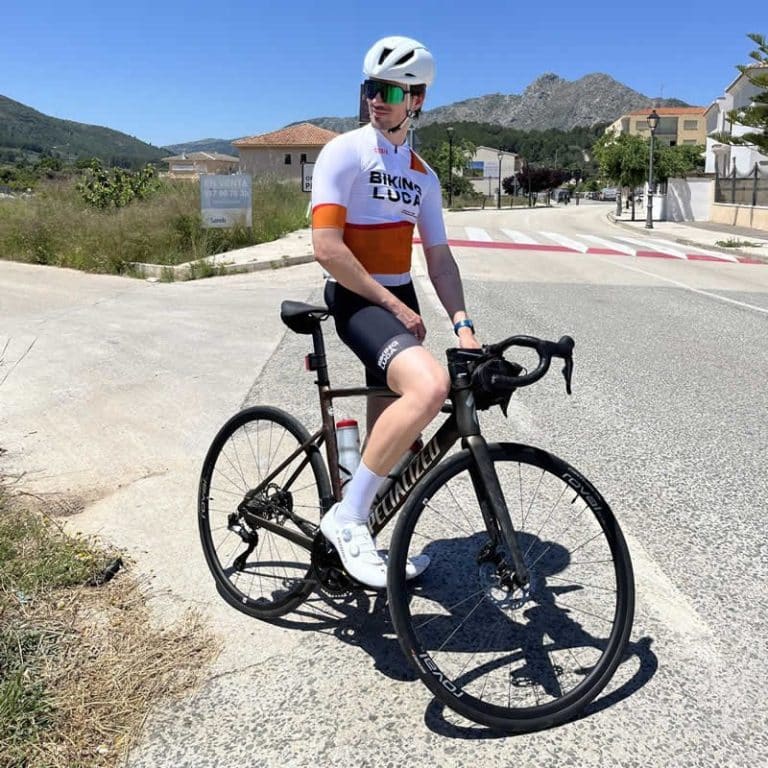 Luca Salbitano fra Biking Luca på racersykkelen i bakkene ved Calpe