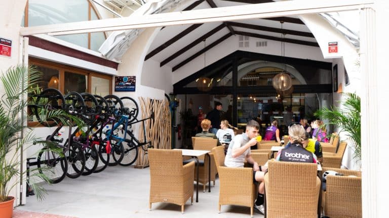 Kafélokalet til Blanca Café i Calpe med gjester og racersykler på veggen