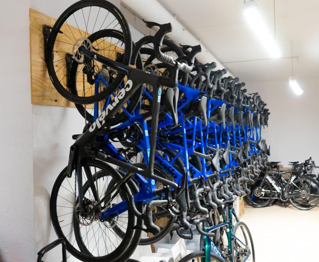 Rader av Cervélo-racersykler til utleie hos Blanca Café i Calpe