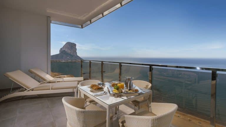 Balkong med solsenger og havutsikt mot Peñón de Ifach på ESTIMAR Calpe Suitopia