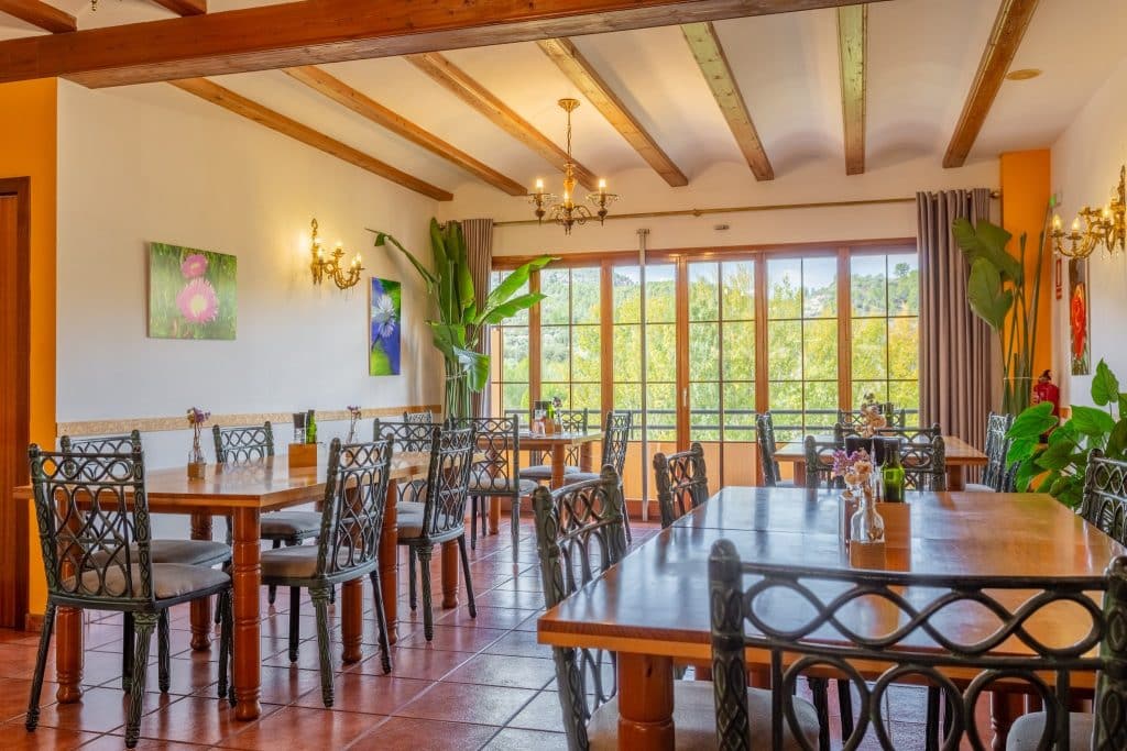 Restauranten på Hotel Serrella med store vinduer og utsikt mot fjellene
