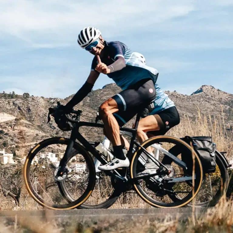 Syklist på en fjellvei i innlandet bak Calpe